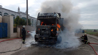 Park halindeki TIR alev alev yandı