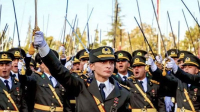 İlber Ortaylı'dan ihraç edilen teğmenlere destek