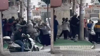 Mersin’de sokak ortasında taşlı sopalı kavga