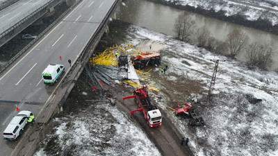 Düzce Anadolu Otoyolunda korkunç kaza! Kar küreme aracına arkadan çarpan tır ile birlikte köprüden uçtular