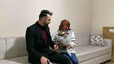 Nişanlısının işyerinde sürpriz yaptı! Müslüm babanın unutulmaz şarkısıyla teklif etti