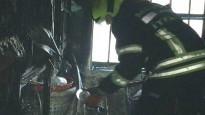 Ev küle döndü! İtfaiye eri yanan ampulü bulup ‘halen yanıyor’ dedi