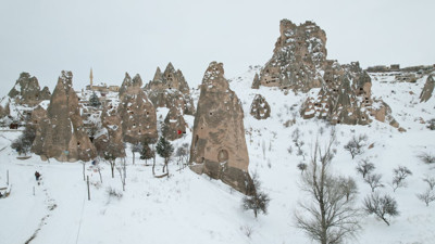 Kapadokya beyaz gelinliğiyle büyüledi