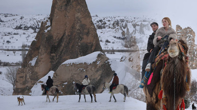 Kapadokya'da deve ve at safarisi