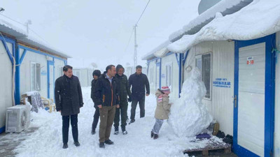 Kaymakam çocukların kar sevincine ortak oldu