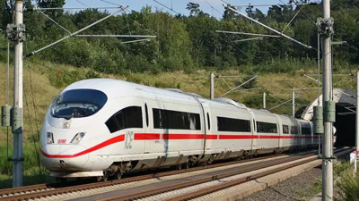 Yolcu treni ile TIR çarpıştı: Ölü ve çok sayıda yaralı var
