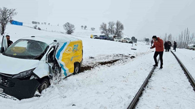 Tokat’ta faciadan dönüldü! PTT aracına tren çarptı