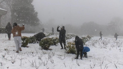 Beyaza büründü! Karın tadını çıkarmak için İstanbul'un en yüksek tepesine gittiler