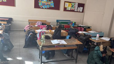 Ağrı’da deprem tatbikatı! Minik öğrencilere deprem bilinci aşılandı