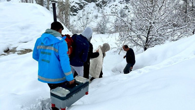 Karlı yollar yaşlı kadın için aşıldı