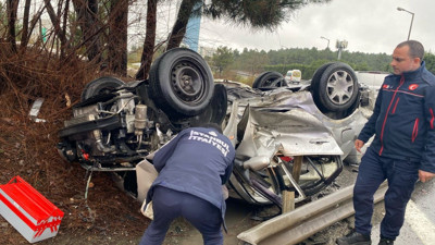 Ümraniye'de otomobil takla attı: Sürücü yaralandı