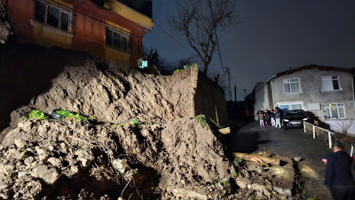 Beykoz'da korkutan görüntü! 2 katlı bina boşaltıldı