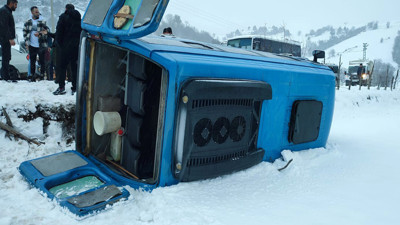 Öğretmenleri taşıyan minibüs ile pikap çarpıştı! 2 yaralı