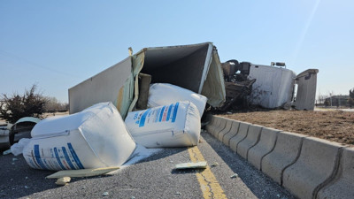 Bitlis’te plastik hammadde yüklü tır devrildi, yol trafiğe kapandı