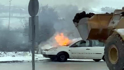 Yanan arabaya toprak döktü