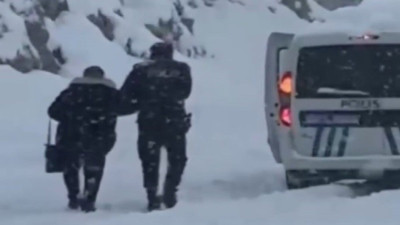 Karda mahsur kalanlara polis yetişti