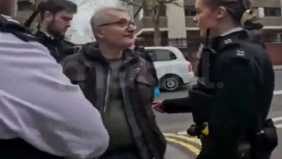 Kur'an-ı Kerim provokatörüne bıçaklı müdahale. Polisler harekete geçti