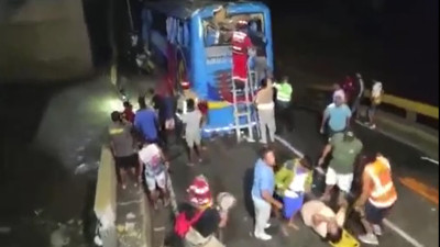 Çöken köprü 2 katlı otobüsü yuttu! Azgın nehirde can pazarı