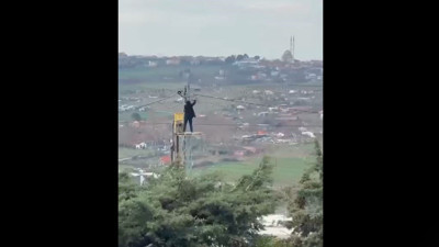 İstanbul’da ölüme meydan okudu! Forklift yardımıyla çıktı…