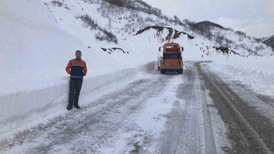 Kar kalınlığı tam 2 metre! Yollar zorlu mesaiyle açılıyor