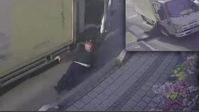 Şoförüyle kavga ettiği kamyonetin kapısına yapıştı! Metrelerce sürüklendi