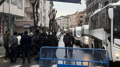 50 yıllık semt pazarı kapatıldı! Pazarcı esnafın yürüyüşü engellendi