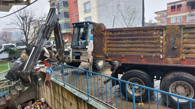 Evde 2 gün boyuncu 10 kamyon çöp boşaltıldı