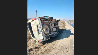 Afyonkarahisar'da minibüs şarampole devirdi: 2 yaralı