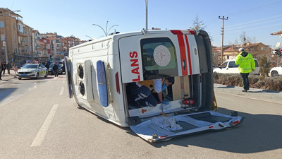 Karaman'da feci kaza! Otomobilin çarptığı ambulans devrildi: 6 yaralı