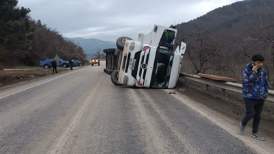 Bolu’da kömür yüklü tır devrildi
