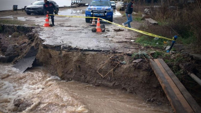 Çanakkale'de sağanak sele dönüştü! Köprü yerle bir oldu
