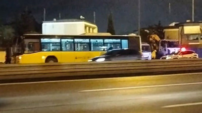 Bozulan İETT otobüsü köprüde kaldı