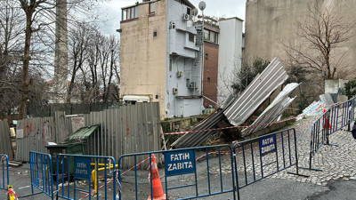 Sultanahmet’te toprak kaydı yol çöktü