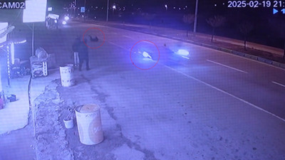 Motosiklet yarışında metrelerce sürüklendi