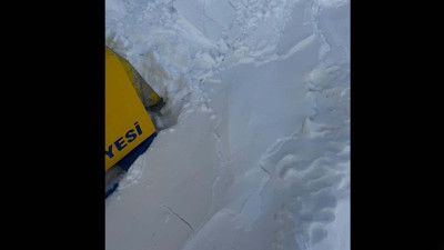 Korku dolu anlar! İş makinesinin üzerine çığ düştü