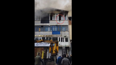 Yangında can pazarı! Merdivenin uzunluğu yetmedi: Bakın nasıl kurtuldu