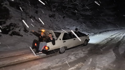 Karda sörf keyfini böyle çıkarttılar