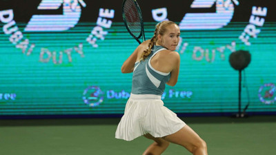 Dubai'de büyük sürpriz: 17 yaşındaki raket yarı finalde
