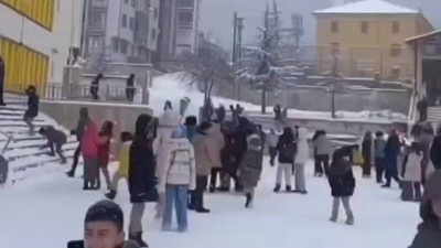 Müdürün anonsu yürekleri ısıttı! Derse kartopu molası verdi