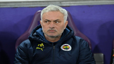 Mourinho "Otelde döner yiyip dizimi seyredeceğim"