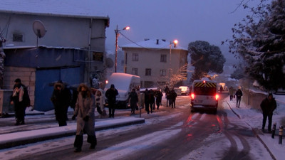 İstanbul’da yollar buz tuttu! Araçlar yollarda kaldı