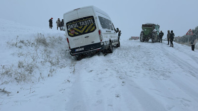 Diyarbakır’da servis aracı kara saplandı! Öğretmenler mahsur kaldı