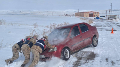 Bitlis’te kar esareti! 1 metrelik kar 300 köy yolunu kapattı