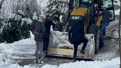 Cenaze iş makinesi ile taşındı