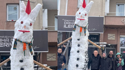 Esnafın 4,2 metrelik dev kardan tavşanı ilgi çekti