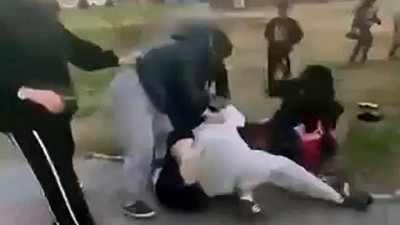 Güney Yıldızı Parkı boks ringini aratmadı! Kızlar yumruk yumruğa kavga etti: Arkadaşları film izler gibi izlediler