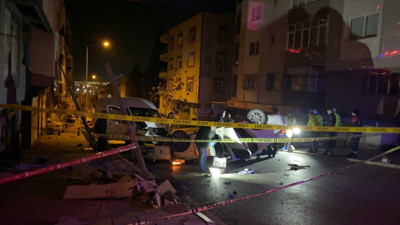 İzmir’de korkunç kaza! Minibüs ile çarpışan otomobil ters döndü: 2 ölü, 2 yaralı