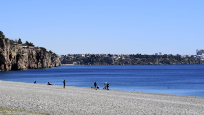 Soğuk hava Antalya'da da hissedildi! Sahiller boş kaldı