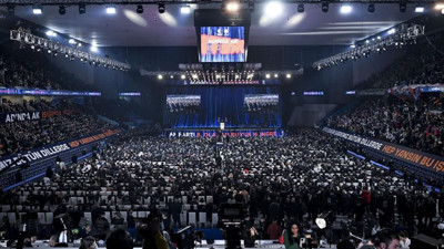 AKP kongresinde hediye! CHP'li isim küplere bindi