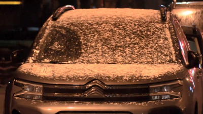 İstanbullu sürücülere kötü sürpriz! Araçların camları buz tuttu